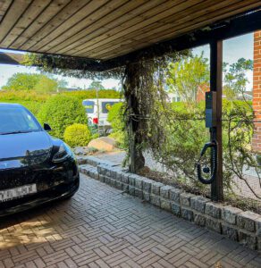 Coulomb-EL-installation- av laddbox Phasebox charger uppfart till Carport i Malmö för en Tesla Elbil